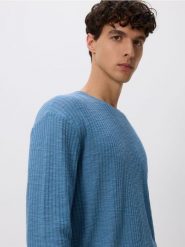Sweter ze strukturalnej dzianiny - jasnoniebieski. Niebieskie swetry męskie Reserved, l, bez wzorów, z bawełny, bez kołnierzyka. Za 99.99 zł.