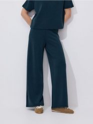 Spodnie z modalem - ciemny turkus. Spodnie materiałowe damskie Reserved, bez wzorów, z dzianiny. Za 119.99 zł.