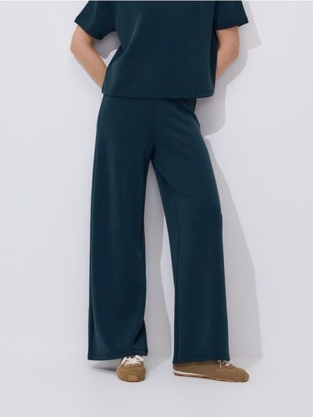 Spodnie z modalem - ciemny turkus. Spodnie materiałowe damskie Reserved, bez wzorów, z dzianiny. Za 119.99 zł.