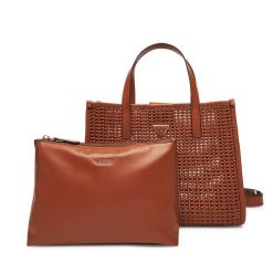 Torebka Guess. Brązowe torebki klasyczne damskie Guess, z aplikacjami, bez dodatków. Za 429.99 zł.