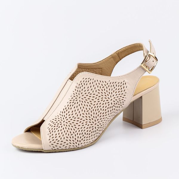 Beżowe skórzane Polskie sandałki damskie na obcasie Deoni L55/2. Brązowe sandały damskie Deoni, bez wzorów, ze skóry, bez obcasa, na obcasie. Za 399.00 zł.