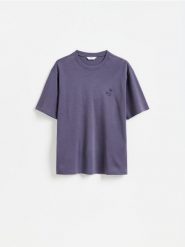 T-shirt relaxed z nadrukiem na plecach - fioletowy. Fioletowe t-shirty męskie Reserved, l, bez wzorów, z bawełny, bez kołnierzyka. Za 69.99 zł.