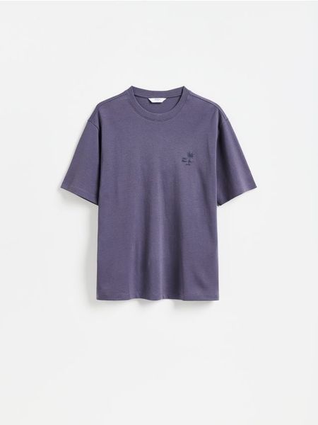 T-shirt relaxed z nadrukiem na plecach - fioletowy. Fioletowe t-shirty męskie Reserved, l, bez wzorów, z bawełny, bez kołnierzyka. Za 69.99 zł.