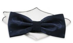 Ciemna Granatowa Mucha z Białą Poszetką -CHATTIER- Męska, w Niebieskie Plamy. Niebieskie krawaty i muchy męskie Chattier, bez wzorów, eleganckie. Za 59.00 zł.
