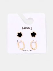 Kolczyki z motywem kwiatowym 2 pack - złoty. Żółte kolczyki damskie Sinsay, złote. Za 12.99 zł.