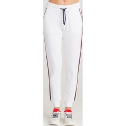 SPODNIE DRESOWE EA7 Emporio Armani. Białe spodnie dresowe damskie EA7 Emporio Armani, l, z aplikacjami, z dresówki. Za 347.40 zł.