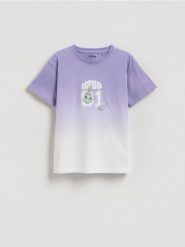 Bawełniany t-shirt Lilo i Stitch - lawendowy. Fioletowe koszulki dziewczęce Reserved, bez wzorów, z bawełny, bez ramiączek. Za 49.99 zł.