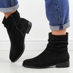 Czarne zamszowe botki damskie M.Daszyński 2251-4. Czarne botki damskie M.Daszyński, na jesień, z materiału, eleganckie, bez obcasa, na płaskiej podeszwie, bez zapięcia. Za 169.00 zł.
