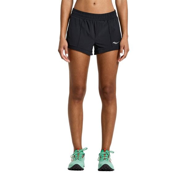 Spodenki do biegania damskie Saucony Outpace 2,5" Split Short. Czarne szorty damskie Saucony, bez wzorów. Za 129.99 zł.