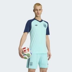 Koszulka wyjazdowa przedmeczowa Niemcy 26. Niebieskie t-shirty sportowe męskie Adidas, bez ramiączek, do piłki nożnej, climacool (adidas). Za 299.00 zł.