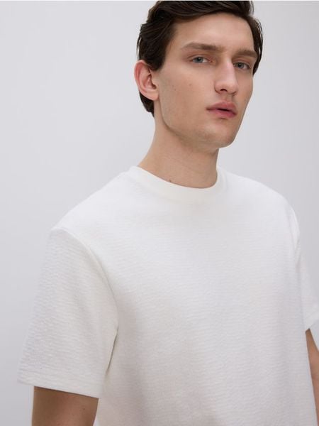 Strukturalny t-shirt comfort fit - złamana biel. T-shirty męskie Reserved, l, bez wzorów, z bawełny, bez kołnierzyka. W wyprzedaży za 39.99 zł.