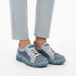 Półbuty damskie Maciejka, cholewka tekstylna z perforacją dekoracyjne aplikacje na całej powierzchni klasyczne sznurowanie miękka konstrukcja przy ko. Niebieskie półbuty damskie Maciejka, z aplikacjami, z jeansu, klasyczne, bez obcasa. Za 479.00 zł.