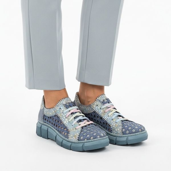 Półbuty damskie Maciejka, cholewka tekstylna z perforacją dekoracyjne aplikacje na całej powierzchni klasyczne sznurowanie miękka konstrukcja przy ko. Niebieskie półbuty damskie Maciejka, z aplikacjami, z jeansu, klasyczne, bez obcasa. Za 479.00 zł.