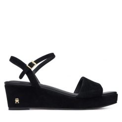 Sandały Tommy Hilfiger. Czarne sandały damskie Tommy Hilfiger, bez wzorów, bez obcasa, na koturnie. Za 569.99 zł.