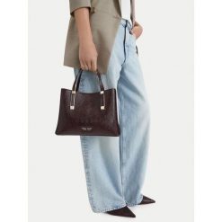Torebka Nine West. Czerwone torebki klasyczne damskie Nine West, bez wzorów, bez dodatków. Za 299.99 zł.