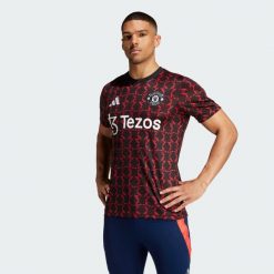 Koszulka Manchester United Pre-Match. Czarne t-shirty sportowe męskie Adidas, s, z materiału, bez ramiączek, do piłki nożnej. W wyprzedaży za 250.55 zł.