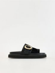 Skórzane klapki - czarny. Czarne klapki damskie Reserved, bez wzorów, ze skóry, bez obcasa. W wyprzedaży za 119.99 zł.