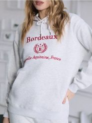 Bluza hoodie z haftowanym napisem - szary. Szare bluzy bez kaptura damskie Sinsay, l. Za 49.99 zł.