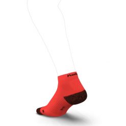 Skarpetki do biegania Kiprun Thick średnie. Czerwone skarpetki damskie KIPRUN, bez wzorów, z elastanu. Za 19.99 zł.