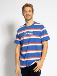 LEE SEASONAL STRIPE LOGO MĘSKI T-SHIRT RELAXED FIT SUMMER BLUE L61FBSNJ 112113836. Niebieskie t-shirty męskie Lee, l, bez wzorów, bez kołnierzyka. Za 69.99 zł.