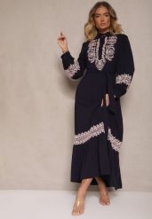 Granatowa Wiskozowa Sukienka Boho o Rozkloszowanym Kroju ze Stójką i Haftem Kolessaria. Niebieskie sukienki damskie Renee, na co dzień, m, z aplikacjami, z poliesteru, boho, bez kołnierzyka, bez ramiączek, maxi, rozkloszowane. W wyprzedaży za 231.99 zł.