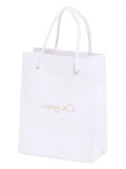 L instant d Or Torebka prezentowa w kolorze białym rozmiar: onesize. Białe torebki klasyczne damskie L instant d Or, bez wzorów, z materiału, bez dodatków. Za 17.53 zł.
