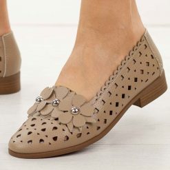 Beżowe ażurowe półbuty damskie M.Daszyński 25113-7. Brązowe półbuty damskie M.Daszyński, z aplikacjami, ze skóry, casualowe, bez obcasa, na płaskiej podeszwie. Za 219.00 zł.