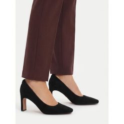 Czółenka Nine West. Czarne czółenka damskie Nine West, bez wzorów, bez obcasa. Za 249.99 zł.