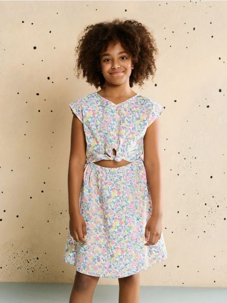 Letnia sukienka w kwiaty - wielobarwny. Sukienki dziewczęce Sinsay, na lato, bez wzorów, bez ramiączek. Za 25.99 zł.