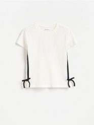 Prążkowany t-shirt z kokardami - złamana biel. Koszulki dziewczęce Reserved, bez wzorów, z bawełny, bez ramiączek. Za 39.99 zł.