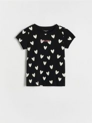 Bawełniany t-shirt w serca - czarny. Czarne koszulki dziewczęce Reserved, bez wzorów, z bawełny, bez ramiączek. W wyprzedaży za 12.99 zł.