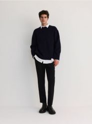 Strukturalny sweter - granatowy. Niebieskie swetry męskie Reserved, l, bez wzorów, z dzianiny, bez kołnierzyka. W wyprzedaży za 49.99 zł.