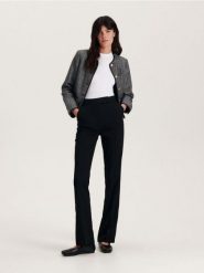 Spodnie flare - czarny. Czarne spodnie materiałowe damskie Reserved, bez wzorów, z tkaniny. W wyprzedaży za 45.99 zł.