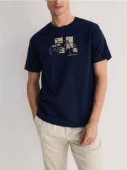 T-shirt comfort z nadrukiem - granatowy. Niebieskie t-shirty męskie Reserved, l, bez wzorów, z bawełny, bez kołnierzyka. W wyprzedaży za 49.99 zł.