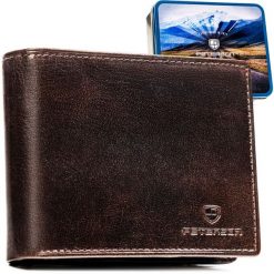 Duży portfel męski ze skóry naturalnej w brązowym kolorze wyposażony w system RFID - Peterson. Brązowe portfele męskie Peterson, bez wzorów, ze skóry. Za 89.99 zł.