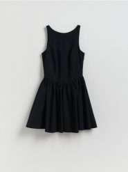 Sukienka z kokardą - czarny. Czarne sukienki damskie Reserved, l, bez wzorów, z dzianiny, bez kołnierzyka, bez ramiączek, rozkloszowane. Za 119.99 zł.