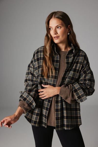 KOSZULA ANA CZARNO- SZARA S - Flawless. Czarne koszule damskie Flawless, s, bez wzorów, z bawełny, klasyczne, bez kołnierzyka, bez ramiączek. Za 579.00 zł.