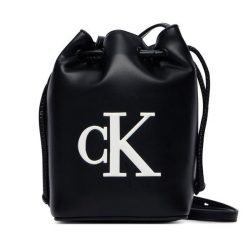 Torebka Calvin Klein. Czarne listonoszki damskie CALVIN KLEIN, bez wzorów, bez dodatków. Za 329.99 zł.