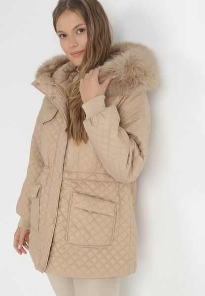 Beżowa Kurtka z Futrzanym Kapturem i Drobnym Pikowaniem Esdrage. Brązowe kurtki damskie Born2be, na jesień, m, bez wzorów, z futra. Za 99.99 zł.