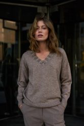 Sweter z ozdobnym dekoltem brązowy. Brązowe swetry klasyczne damskie MOODO, l, z elastanu, bez kołnierzyka. Za 139.99 zł.