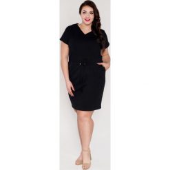 Czarna dresowa wiązana sukienka z trokami OVERSIZE PLUS SIZE wiosna lato. Czarne sukienki damskie Moda Size Plus Iwanek, na co dzień, na lato, plus size, bez wzorów, z bawełny, sportowe, bez kołnierzyka, plus size, bez ramiączek, oversize. Za 129.90 zł.