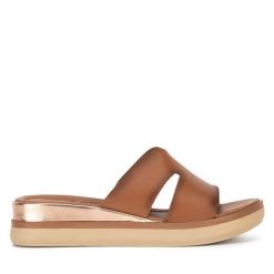 Klapki Lasocki. Brązowe klapki damskie Lasocki, bez wzorów, bez obcasa. Za 159.99 zł.