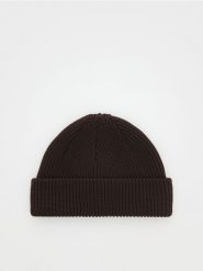 Czapka beanie - ciemnobrązowy. Brązowe czapki męskie Reserved, bez wzorów. W wyprzedaży za 17.99 zł.
