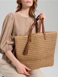 Pleciona torba tote z ozdobnym brelokiem - beżowy. Brązowe torebki klasyczne damskie Sinsay, bez wzorów, bez dodatków. Za 49.99 zł.