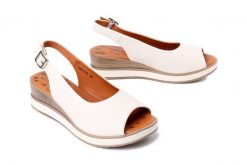 Artiker Relaks 56C2316, sandały damskie. Brązowe sandały damskie Artiker Relaks, bez wzorów, ze skóry, bez obcasa, na koturnie. Za 219.90 zł.