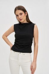 Gładki top czarny. Czarne topy damskie MOODO, l, bez wzorów, z bawełny, bez kołnierzyka. Za 39.99 zł.