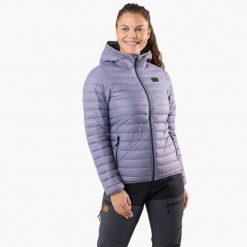 Kurtka outdoor hiking damska Swedemount Lofoten Hood Jacket wodoodporna. Czerwone kurtki damskie SWEDEMOUNT, bez wzorów, z puchu, bez kaptura. Za 499.99 zł.