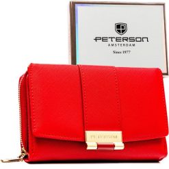 Poziomy portfel damski wykonany ze skóry ekologicznej w czerwonym kolorze - Peterson. Czerwone portfele damskie Peterson, bez wzorów, ze skóry ekologicznej. Za 99.99 zł.