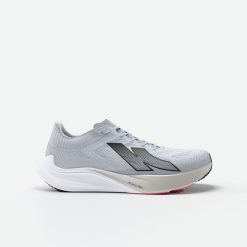 Buty do biegania damskie Kiprun KD900 light. Czarne obuwie do biegania damskie KIPRUN. Za 489.99 zł.