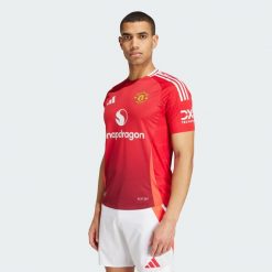 Koszulka Manchester United 24/25 Home Authentic. Czerwone t-shirty sportowe męskie Adidas, xs, z materiału, bez ramiączek, do piłki nożnej. W wyprzedaży za 559.20 zł.